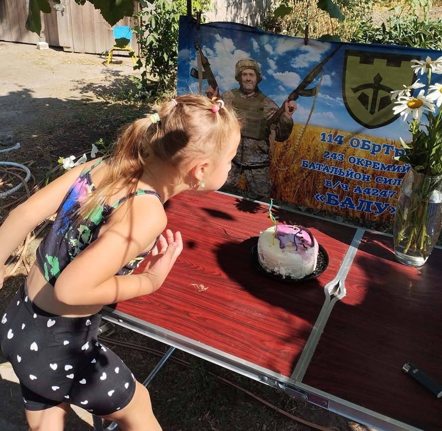 Єва задуває свчку на торті у день народження дідуся. Він живий, і він повернеться!