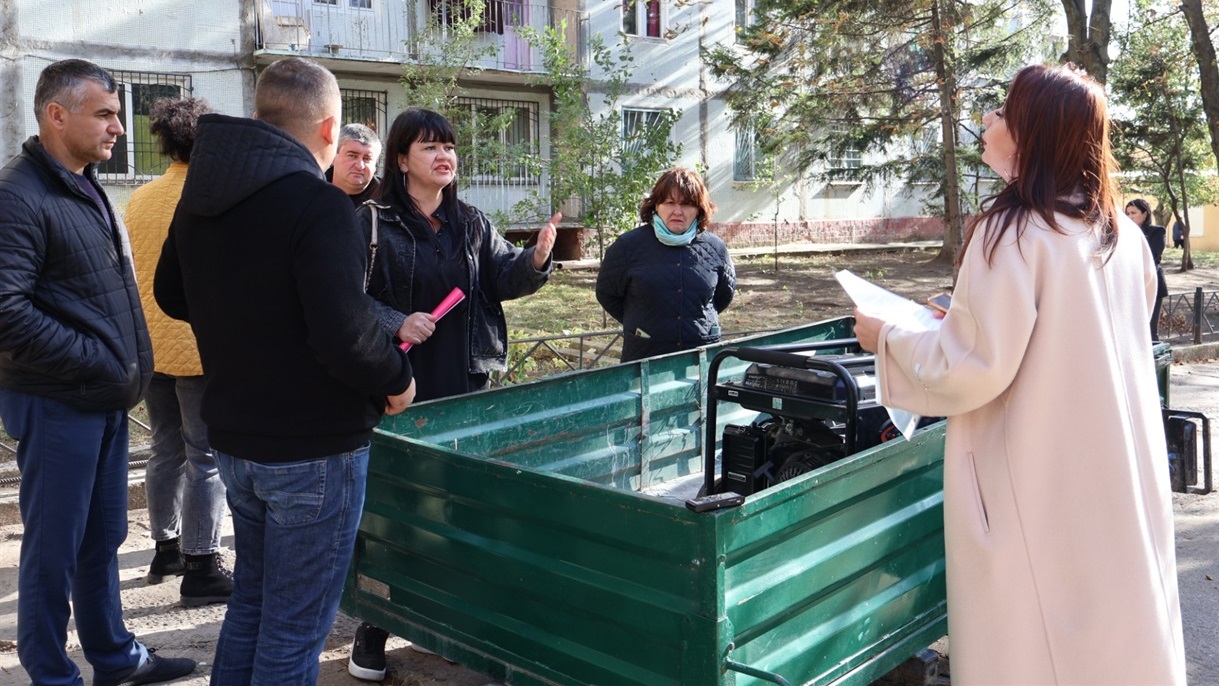 Пункт перший. Депутати розбираються чому генератор, на причепі, а не підключений. Також обговорюють його вартість та характеристики.