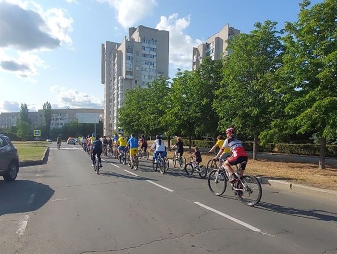 Колона велосипедистів виглядала патріотично з українською атрибутикою.