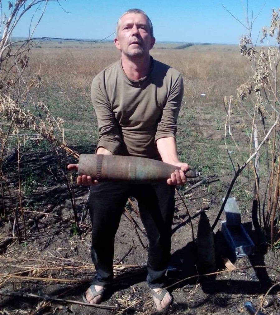 Ось так атовець робить ранкову зарядку. Замість гантель у нього снаряди.