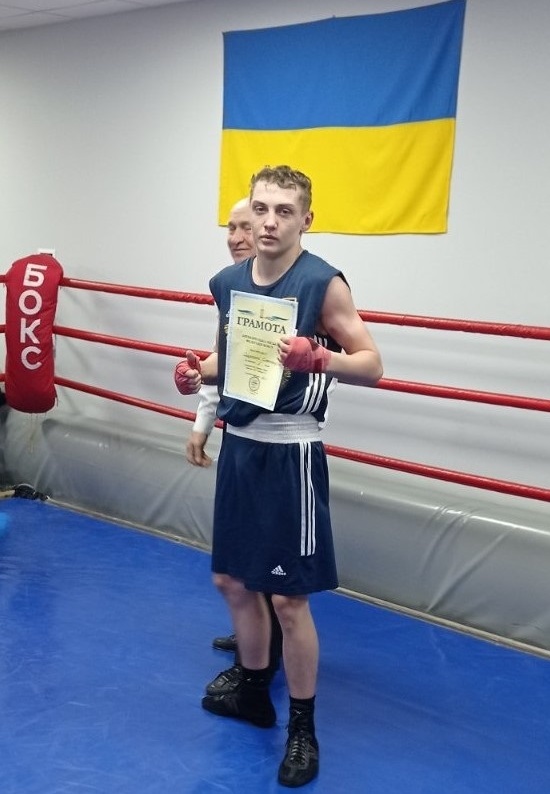 На фото вихованець відділення боксу СК «Олімп» Скорченко Олександр – переможець змагань вагової категорії до 60 кг