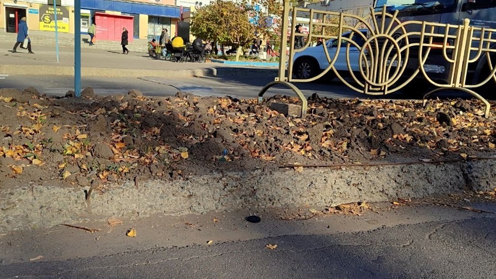 Металеві прути стирчать з бардюра