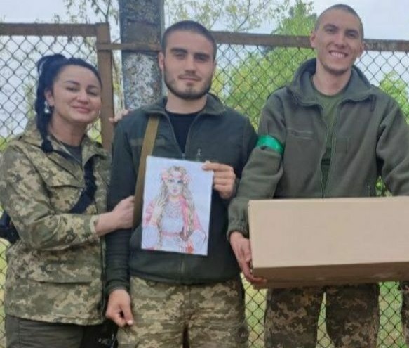 Мама привезла смаколики для сина та його побратимів
