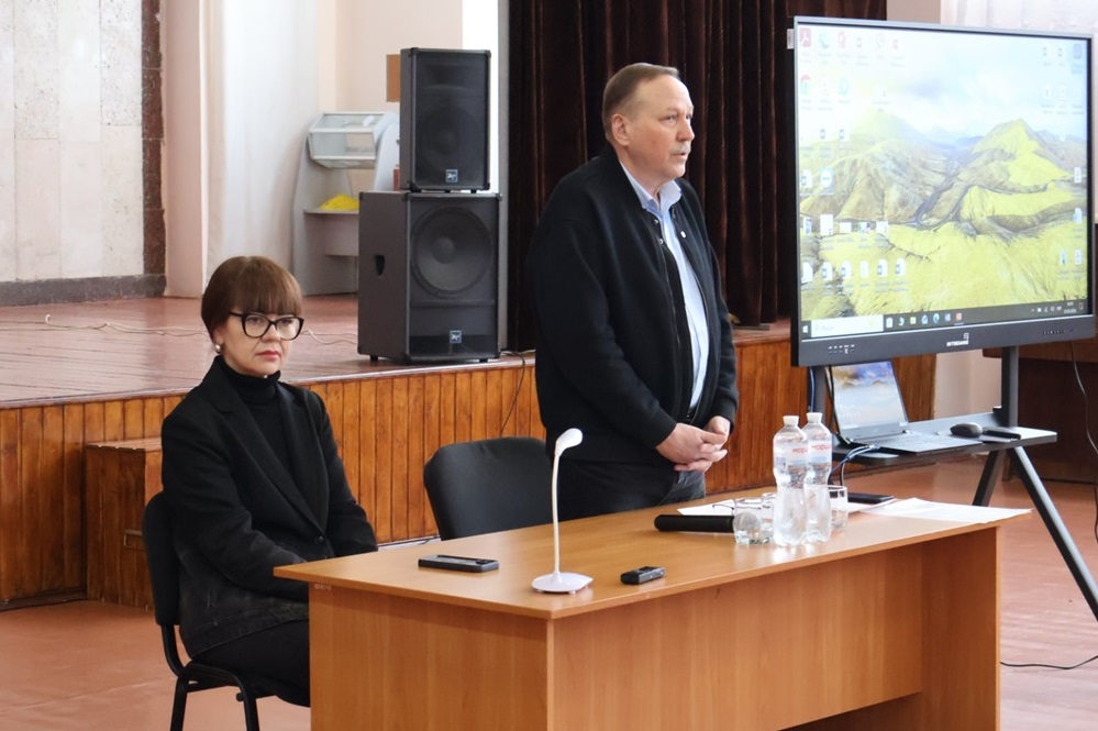 Марія Дроздова - заступниця міського голови та Юрій Сінчук - начальник управління освіти