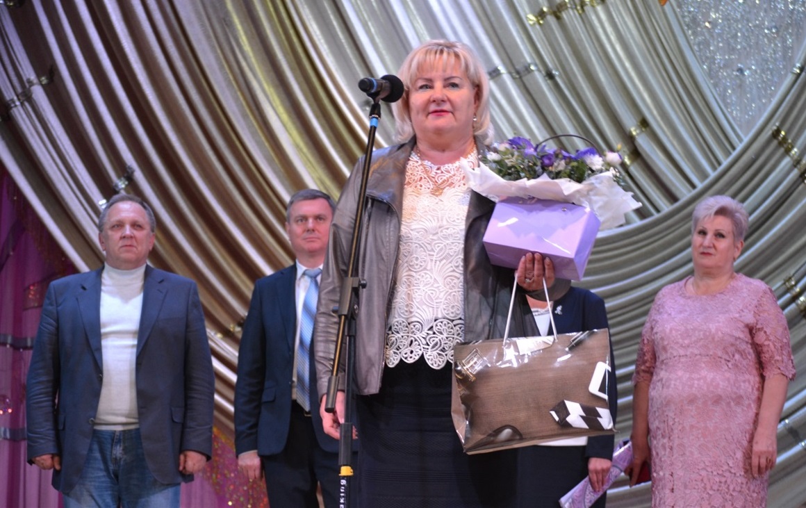 Лідія Паламарчук завітала на свято колег з подарунками