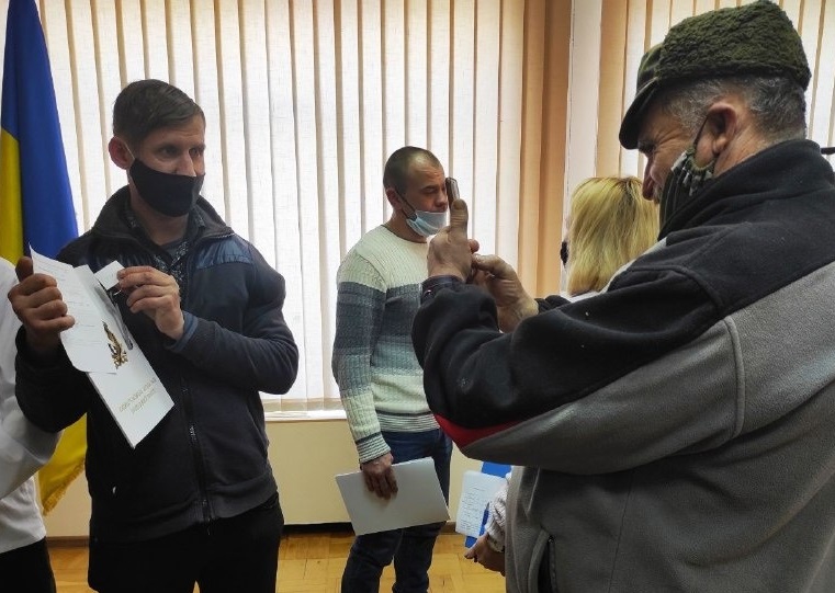 Батько Євгена Культи, Геннадій, фотографує сина для сійного альбому