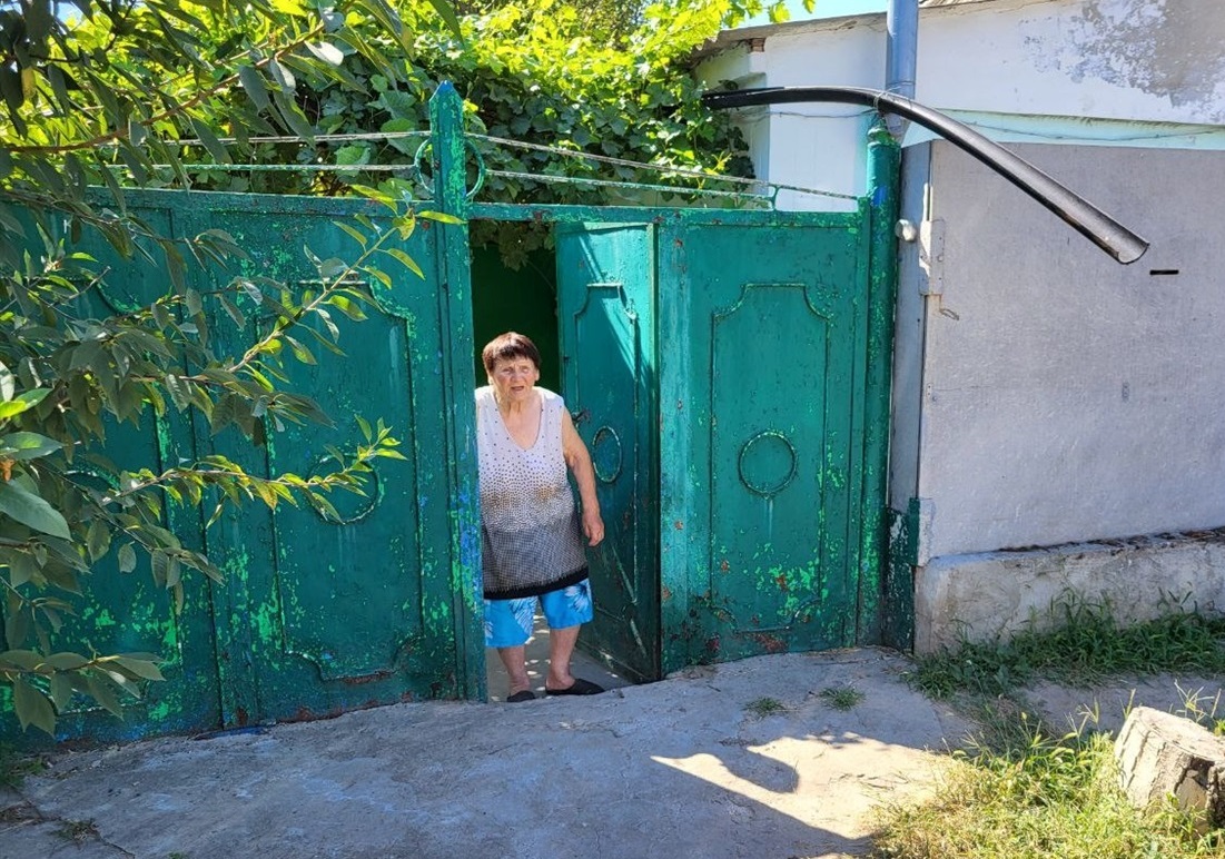 Баба Надя радіє гостям з Южноукраїнська