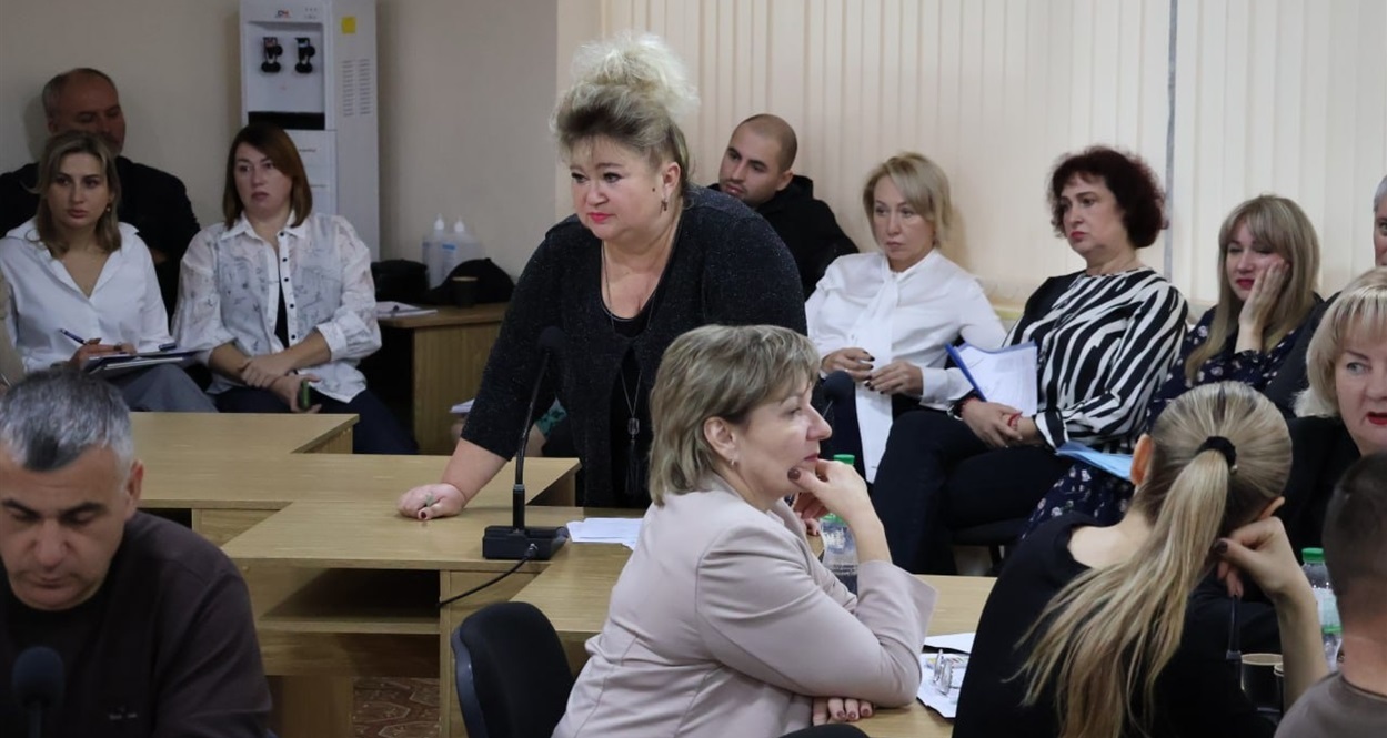 Лариса Заболотна - заступниця начальниці управління соціального захисту населення. Відповідає на питання Анжели Савастру.