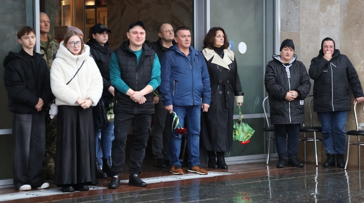 Рідні та близькі Олександра Туза прийшли провести його в останню земну дорогу.