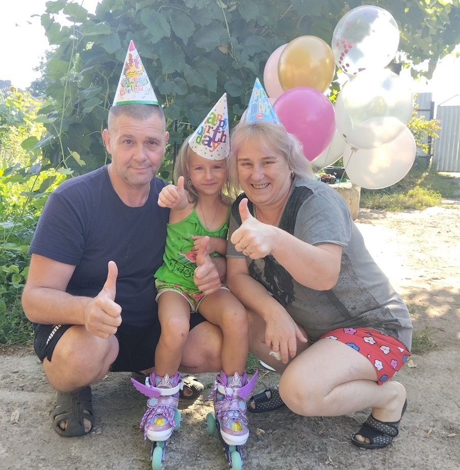 До повномасштабної війни, коли всі рідні були вдома: Єва з дідусем та бабусею.