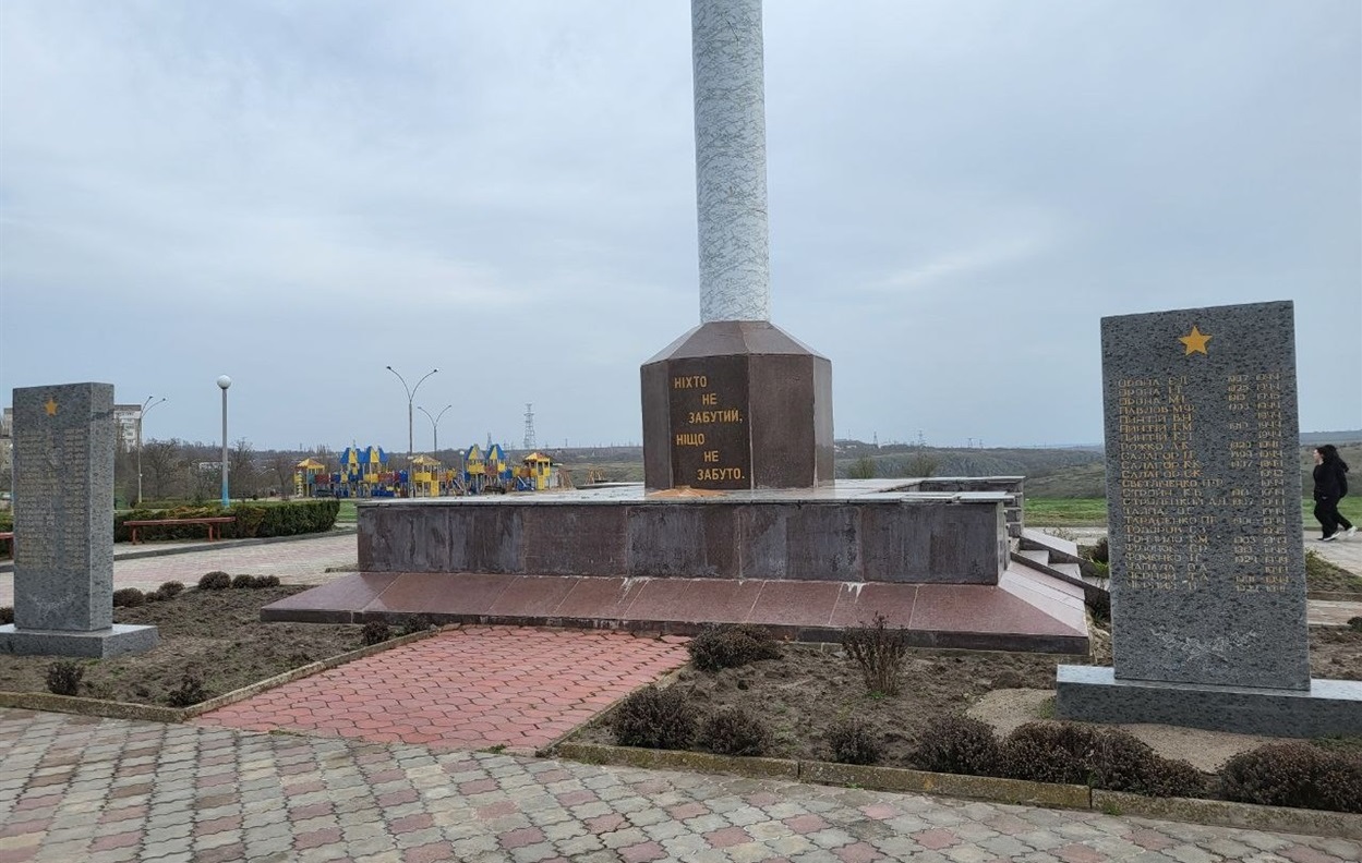 Дві сірі плити з іменами земляків, загиблих у Другій світовій, що встановлені біля стели, залишаться.