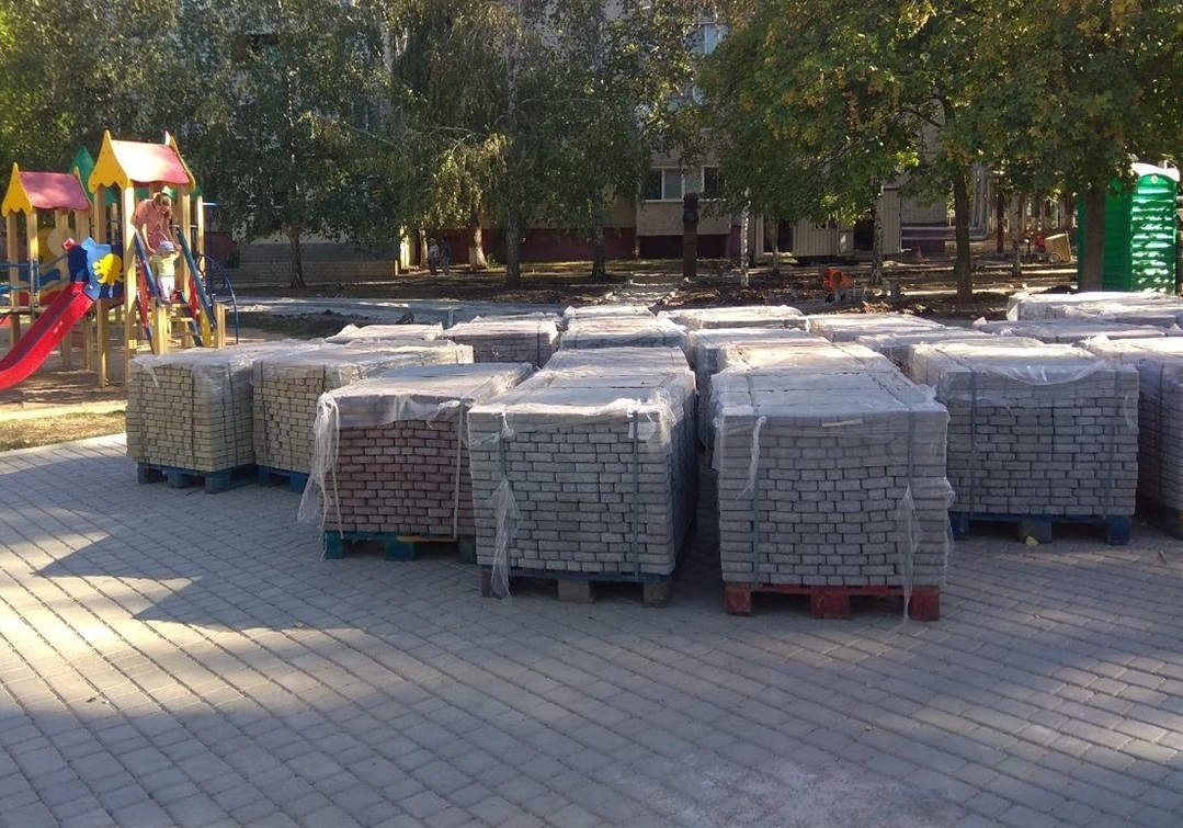 Запас тротуарной плитки впечатляет