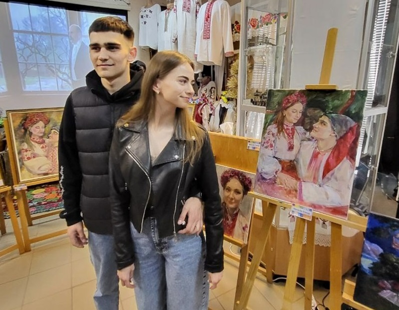 Микита і Карина разом із портретами