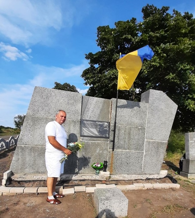 Насамперед квітит до пам'ятного знаку загиблого воїна АТО Миколи Гончарука, що на панкратівському цвінтарі