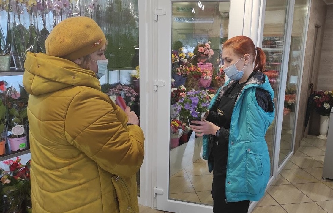 Катерина обслуговує клієнтку