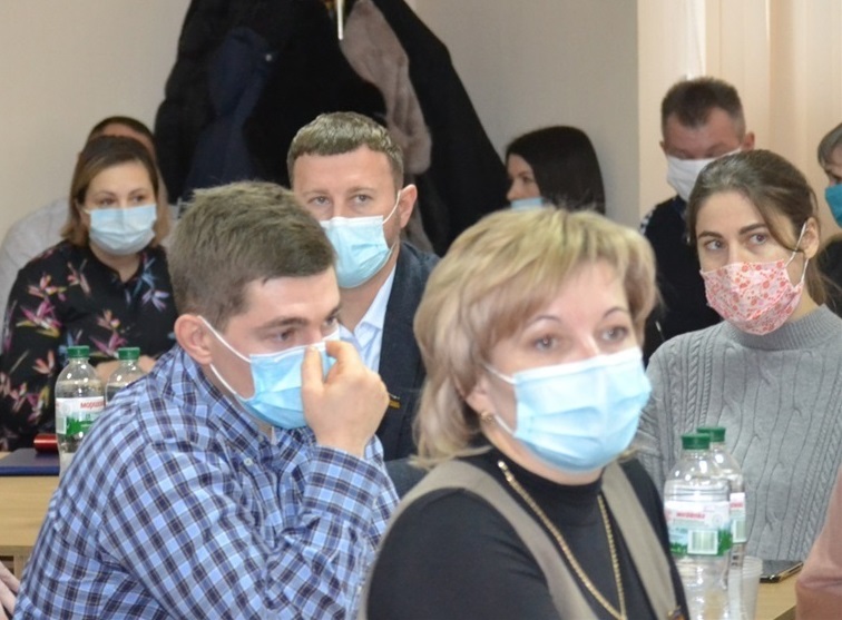 Єдине фото з сесійної зали де були присутні депутати Михайло Устюшенко та Каріне Маілунц.