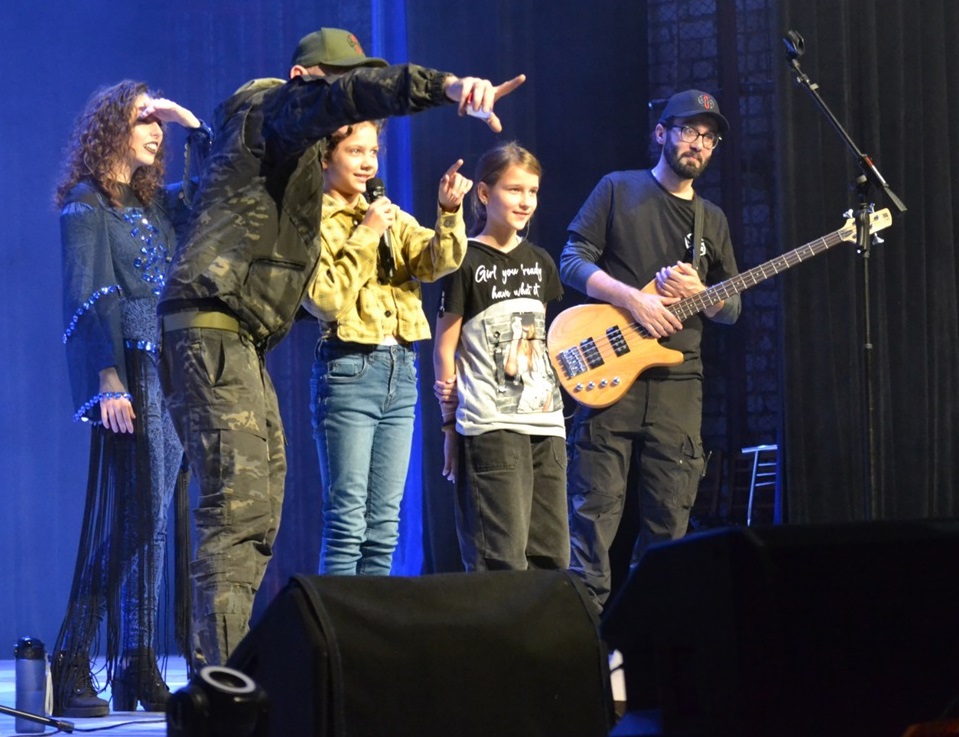 Благодійний аукціон допомагали проводити артисти та діти Південноукраїнська