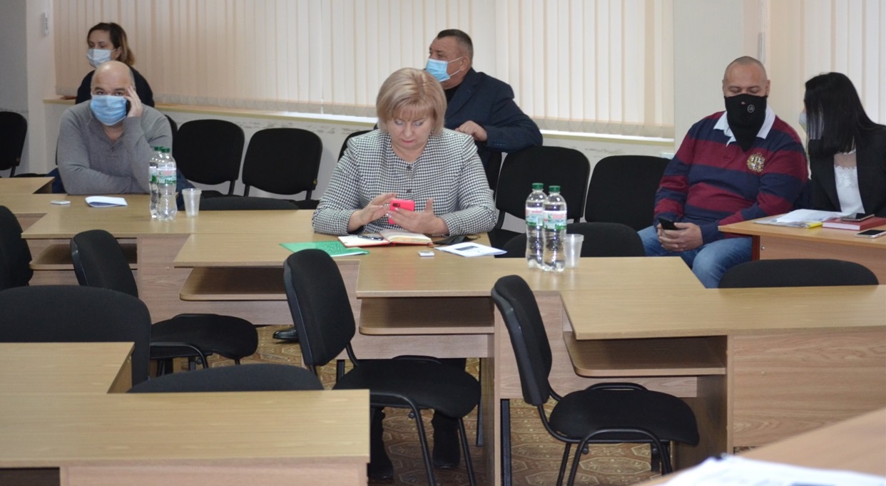 Пусті стільці в сесійній залі