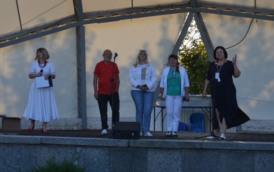 На сцені Світлана Корчомна, Богдан Грицевич, Світлана Дідик, Зореслава Клименко та Лариса Мініна