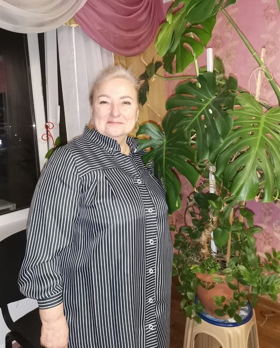 Пані Марина біля монстери, якій понад 15 років