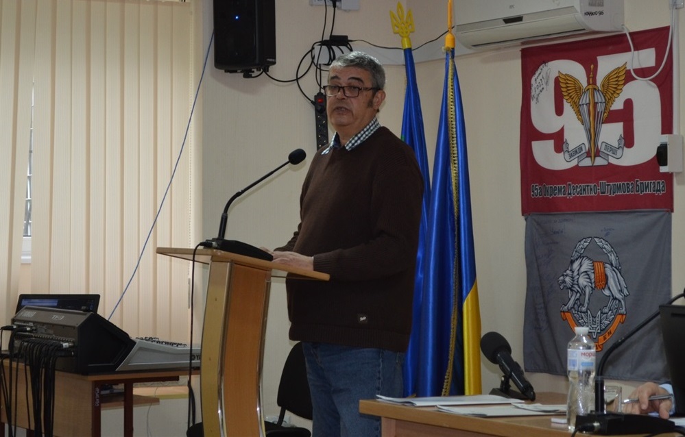 Начальник управління будівництва та ремонтів Олег Нестеренко доповідає перед радою.