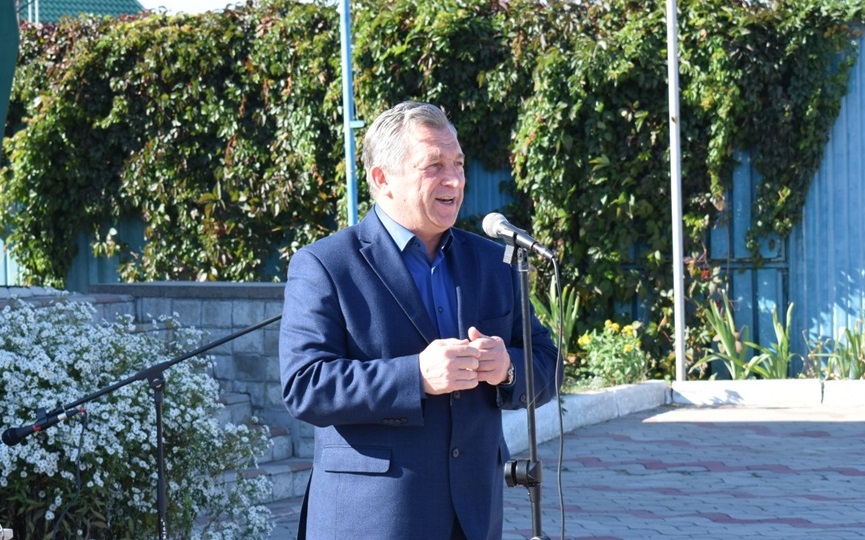 До привітань долучається і міський голова Валерій Онуфрієнко