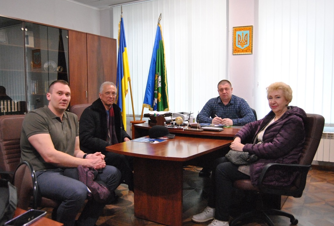 Представники НАЕК "Енергоатом" обговорюють з керывником громади важливе питання