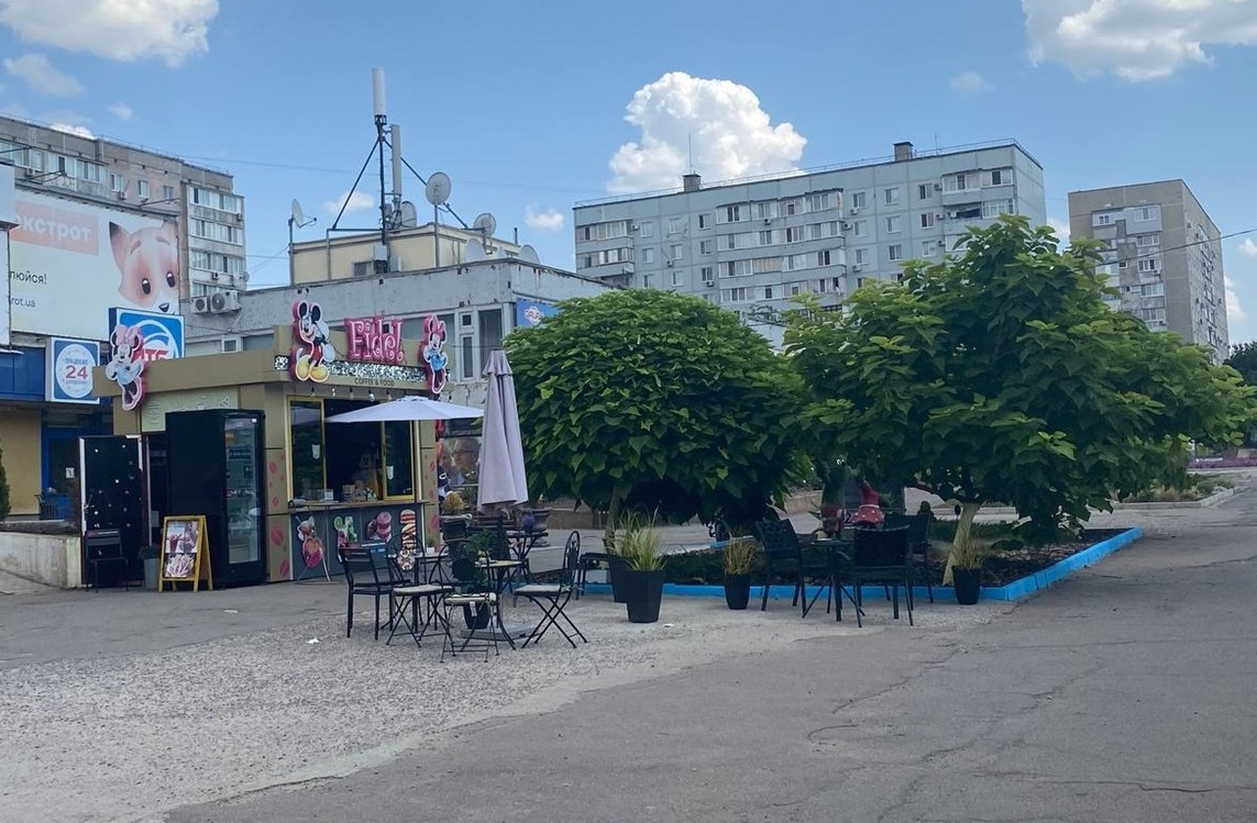 Територія біля МАФа Сергія Дубрівного має красивий та ошатний вигляд. 