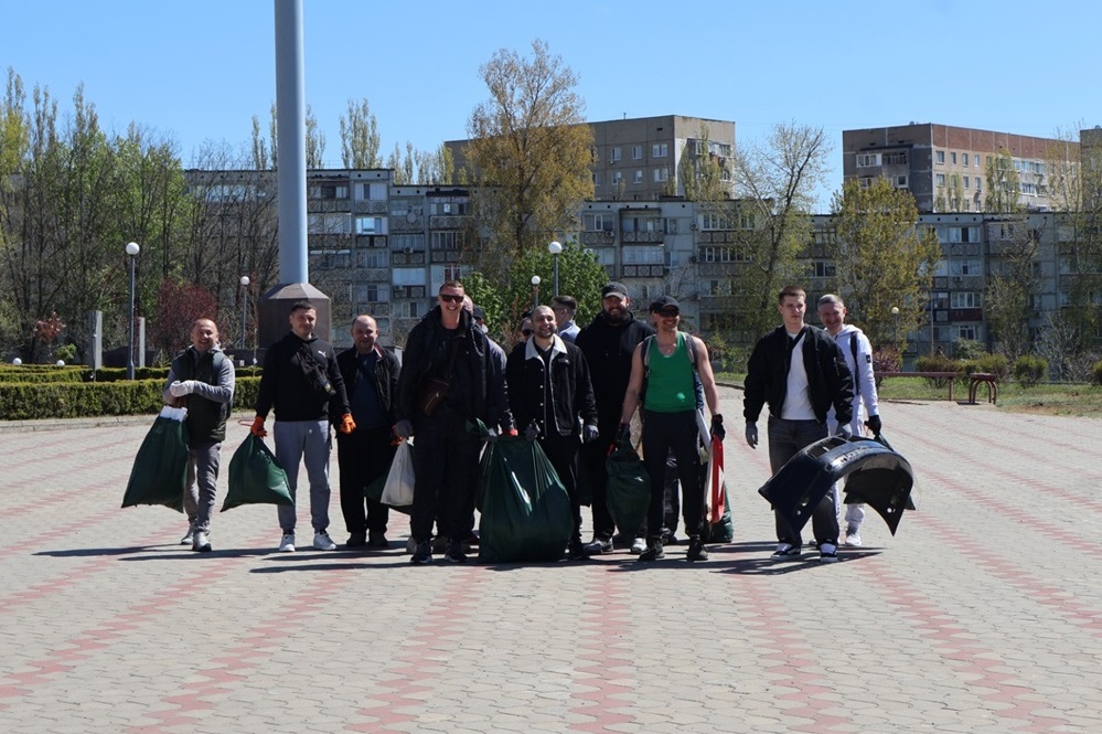 Команда, яка крім дрібного сміття знайшла бампер від автомобіля.