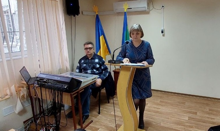 Головна фінансистка Тетяна Гончарова доповідає перед радою.