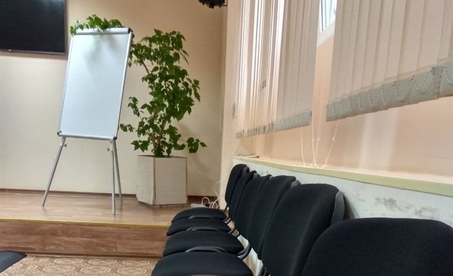 Зазвичай на цих стільцях розміщуються журналісти. На цьому засіданні вони були порожніми