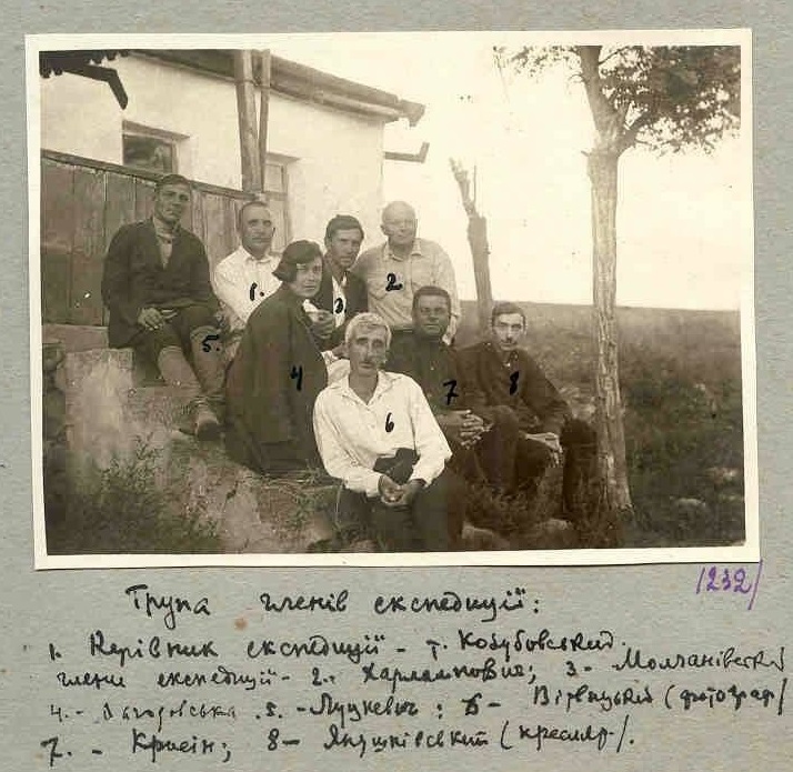 Члени археологічної експедиції БОГЕСу на х.Скроцької (У Паланковій балці).  Літо 1930 р. 
