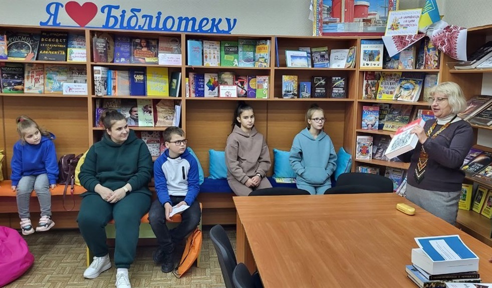 Карина з дітками В Южноукраїнській бібліотеці