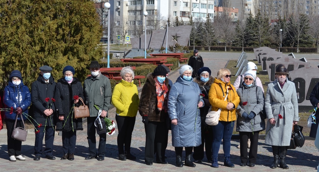 Вшанувати пам'ять загиблих у Другій світовій війні прийшли представники міської влади, ветеранських організацій Южноукраїнська, козаки, ЗМІ та усі небайдужі.