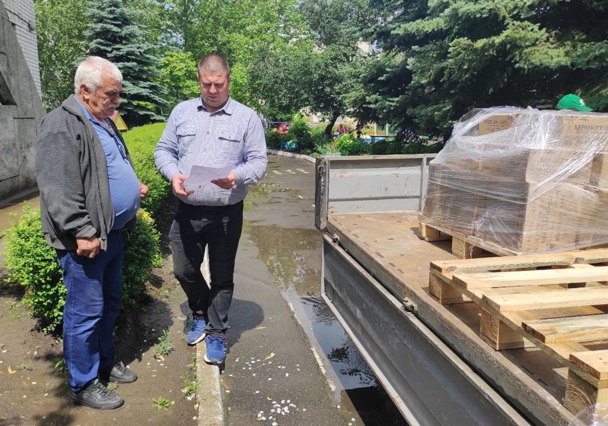 Денис Кравченко передає будівельні матеріали в ЦРД "Гармонія"