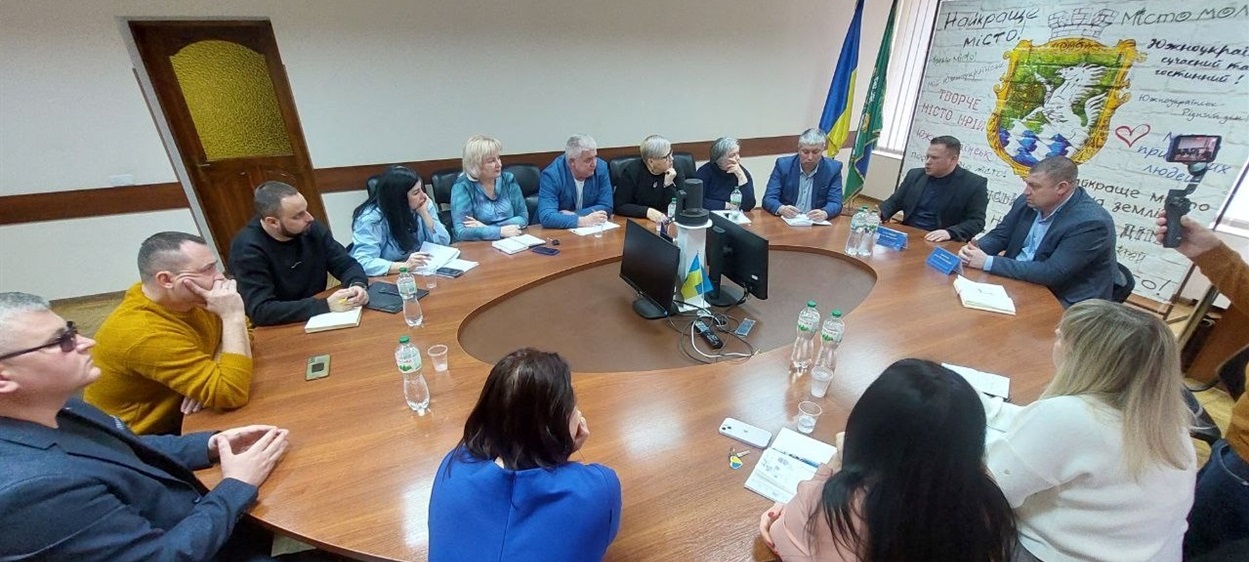 Діалог між депутатами двох рівнів за круглим столом в Южноукраїнську.
