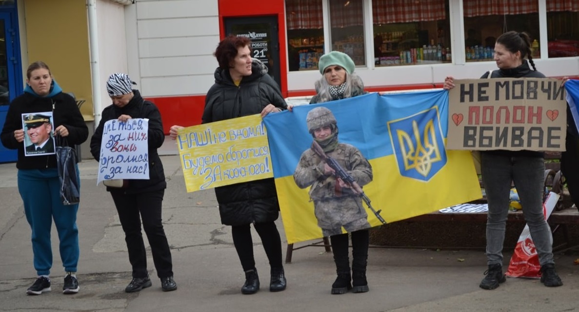 Майя Граждан зі світлиною сина під час акції військовополонених та зниклих безвісти у Південноукраїнську. 2024 р.
