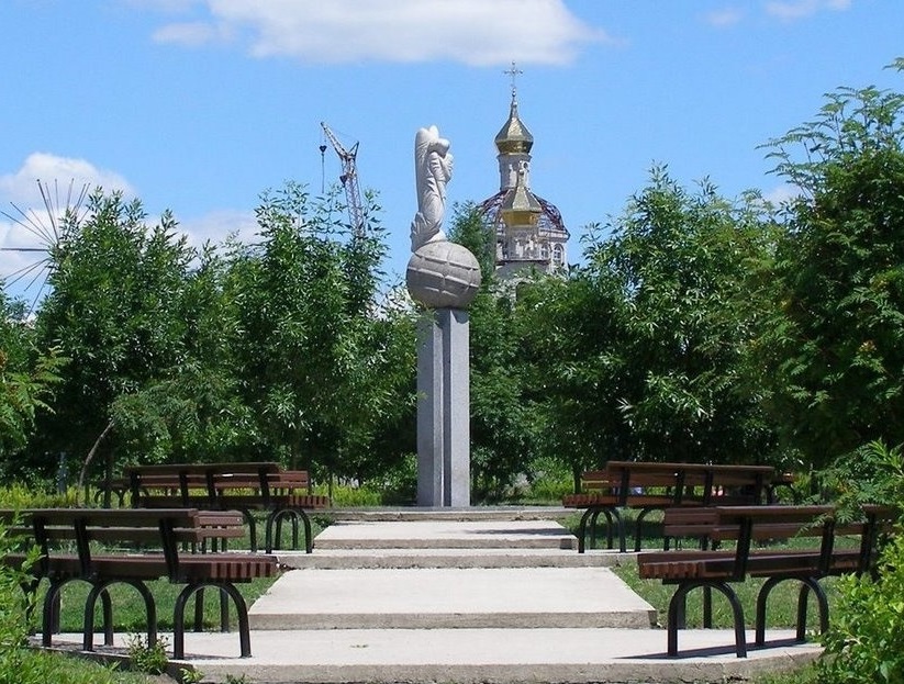 Ангел-хранитель на фоне храма Христа Спасителя