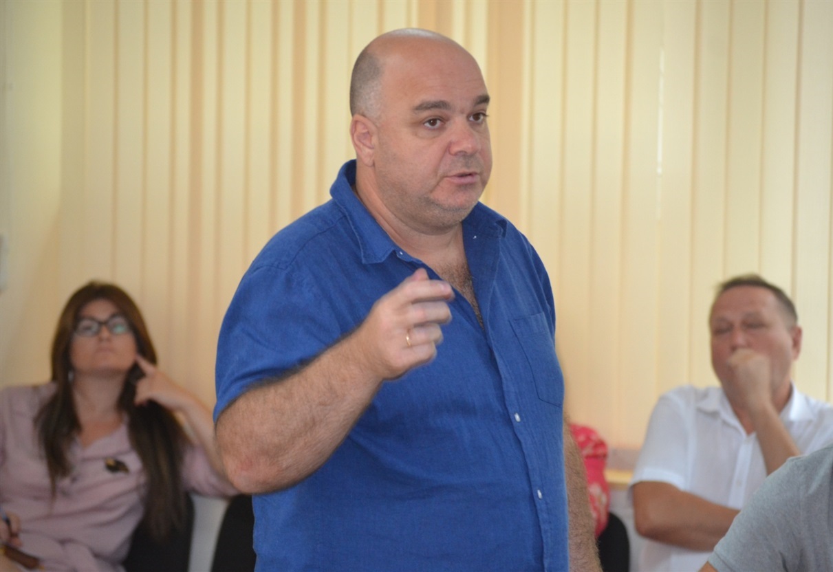 Сергій Валерійович переконує депутатів.