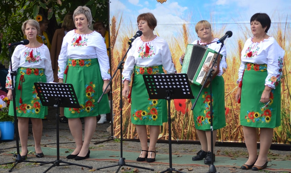 Багатодітних марусь села Панкратове вітає вокальний гурт гурту «Іванчанка»  з однойменного села 