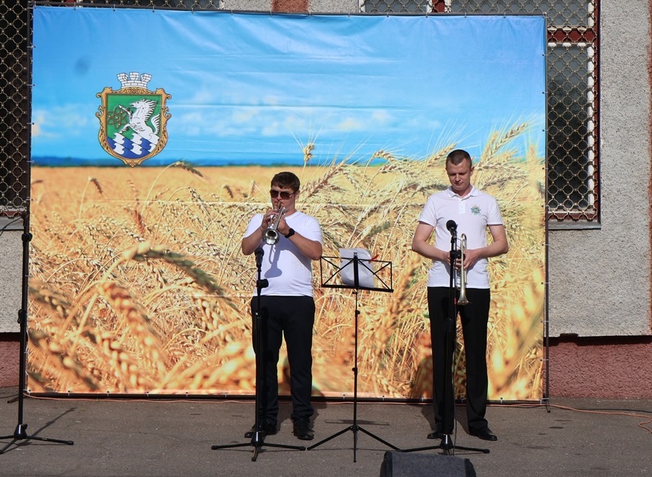 Микола Гузенко та Дмитро Катріченко грають «Чеську польку»