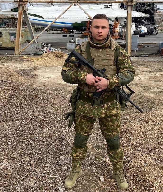 За спиною Іллі  літак "Мрія".