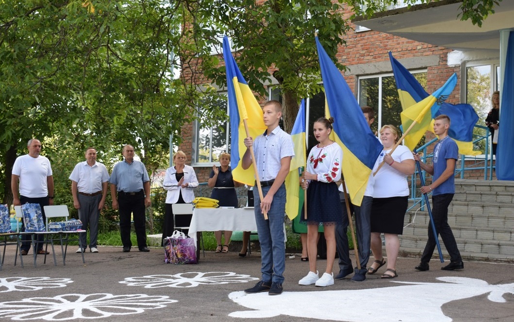 Одинадцятикласники несуть Державні Прапори