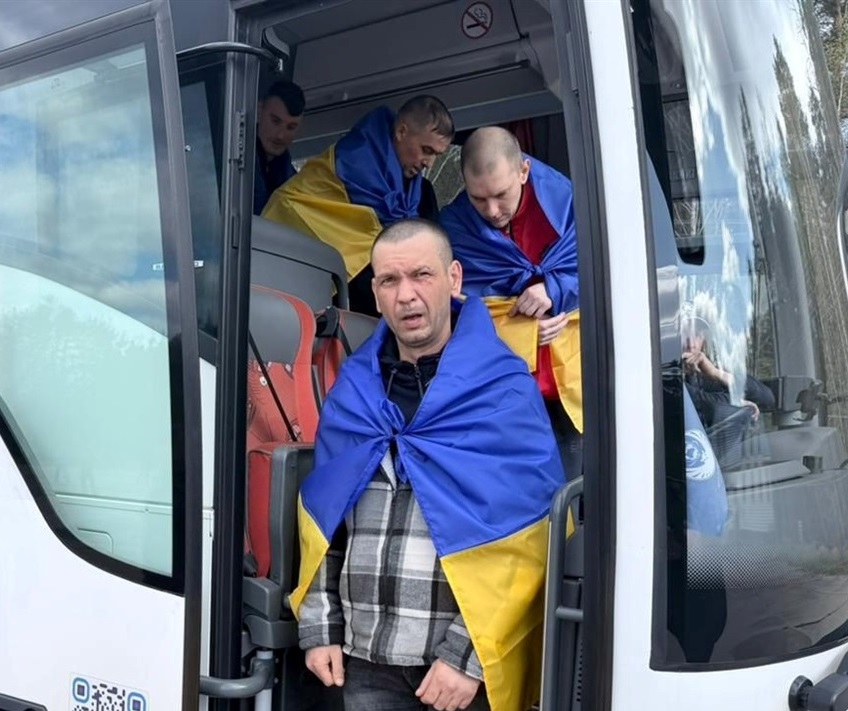 Євген другий виходить з автобуса. Це саме те фото, яке пані Наталі надіслали подружки