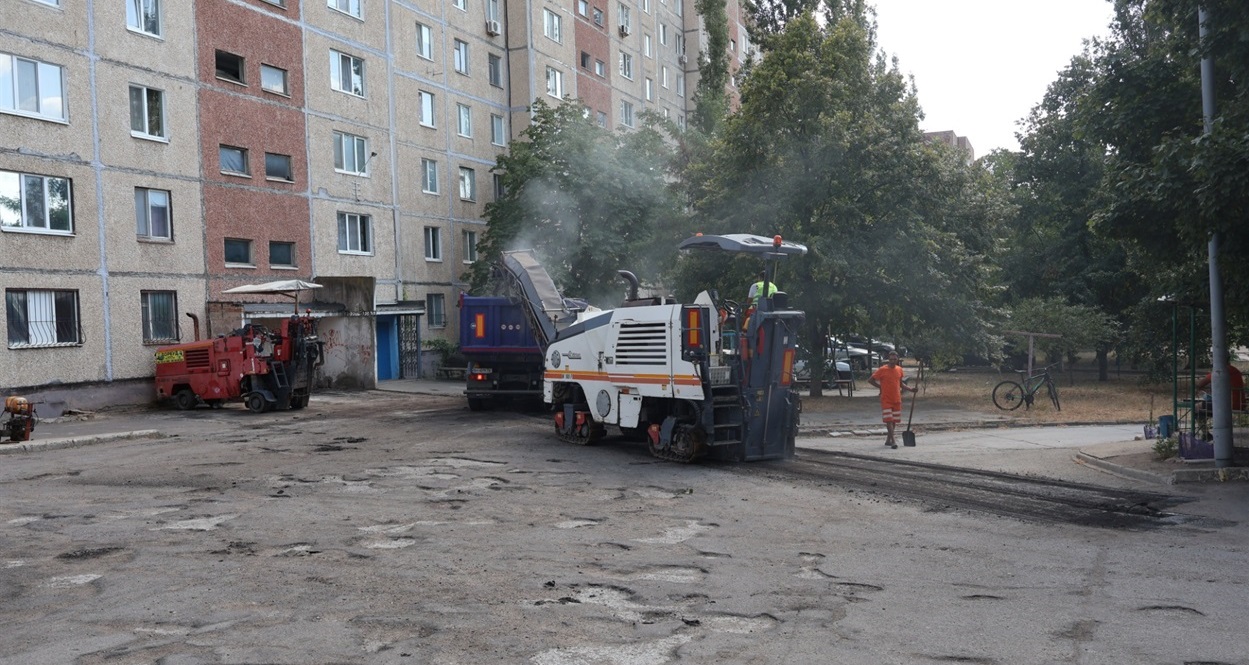 Ремонт дворів почався біля 16-поверхівки.