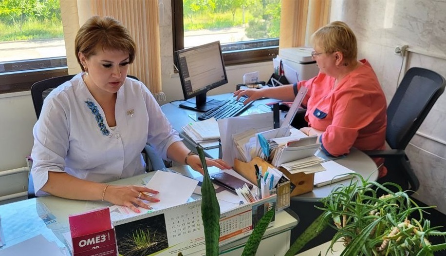 Сімейний лікар Катерина Безпалько-Горкавчук разом із медсестрою І.М. Літутой, як і до війни, ведуть прийом пацієнтів