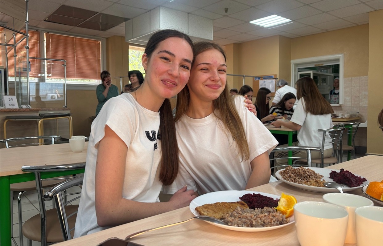 Софія з однокласницею