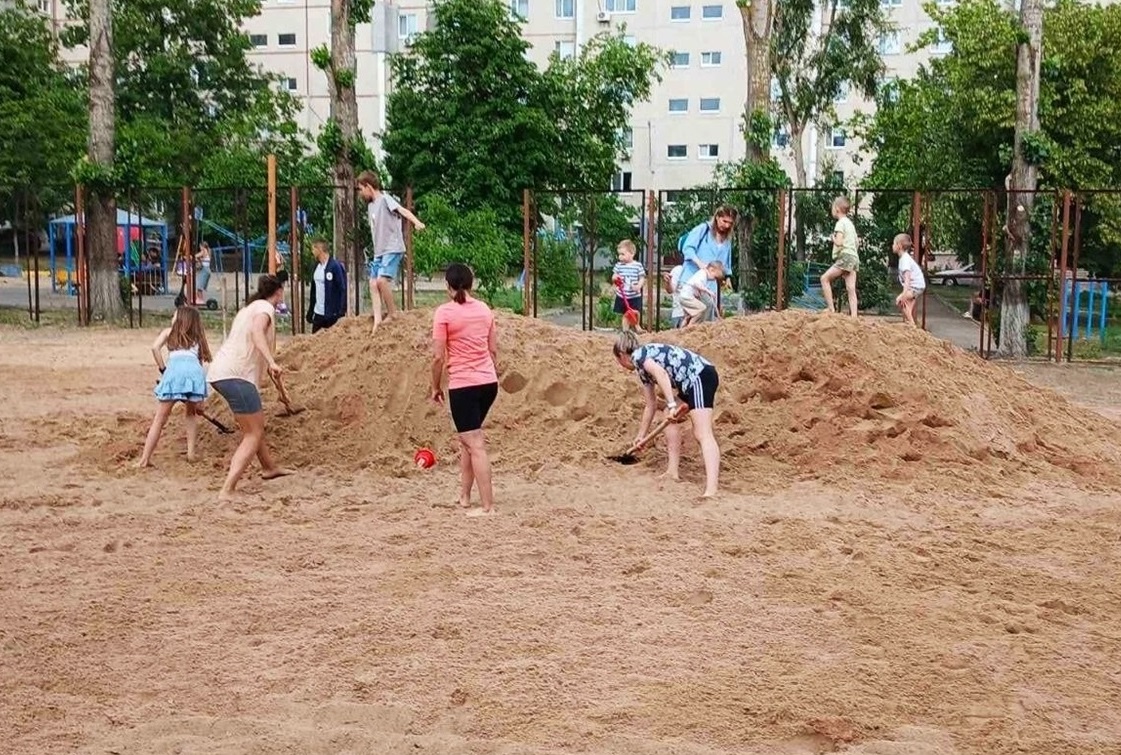 Підготовка ігрового покриття: спортсмени розподіляють свіжий пісок.