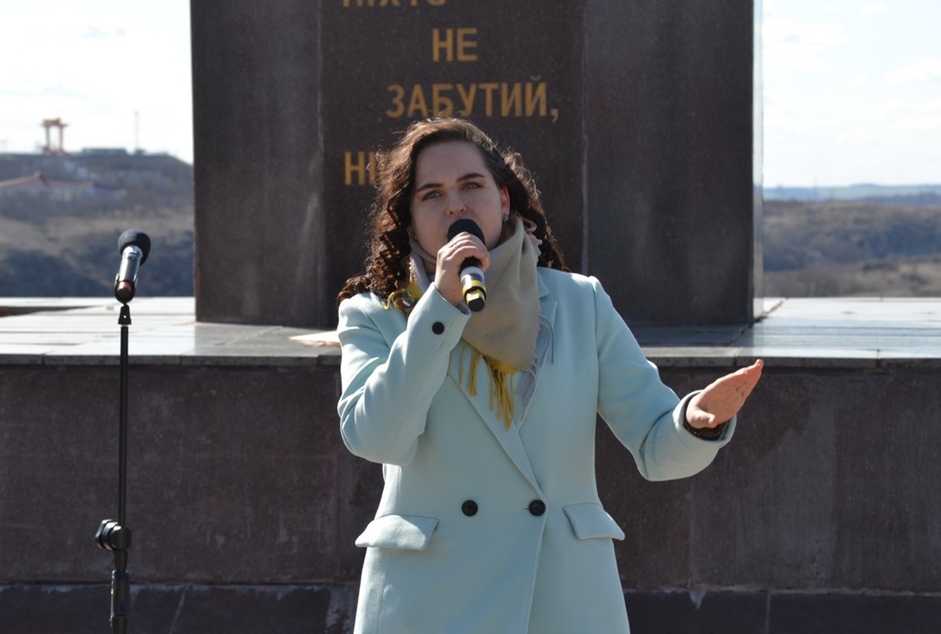 Наталка Лупанова, учениця южноукраїнської загальноосвітньої школи №1 ім. Захисників Вітчизни, виконала вальс "Де ти тепер?"