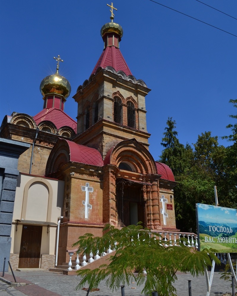 Храм святої мучениці Олександри (ПЦУ) на Перекопській між будівлею старого корпусу університету та морським коледжем